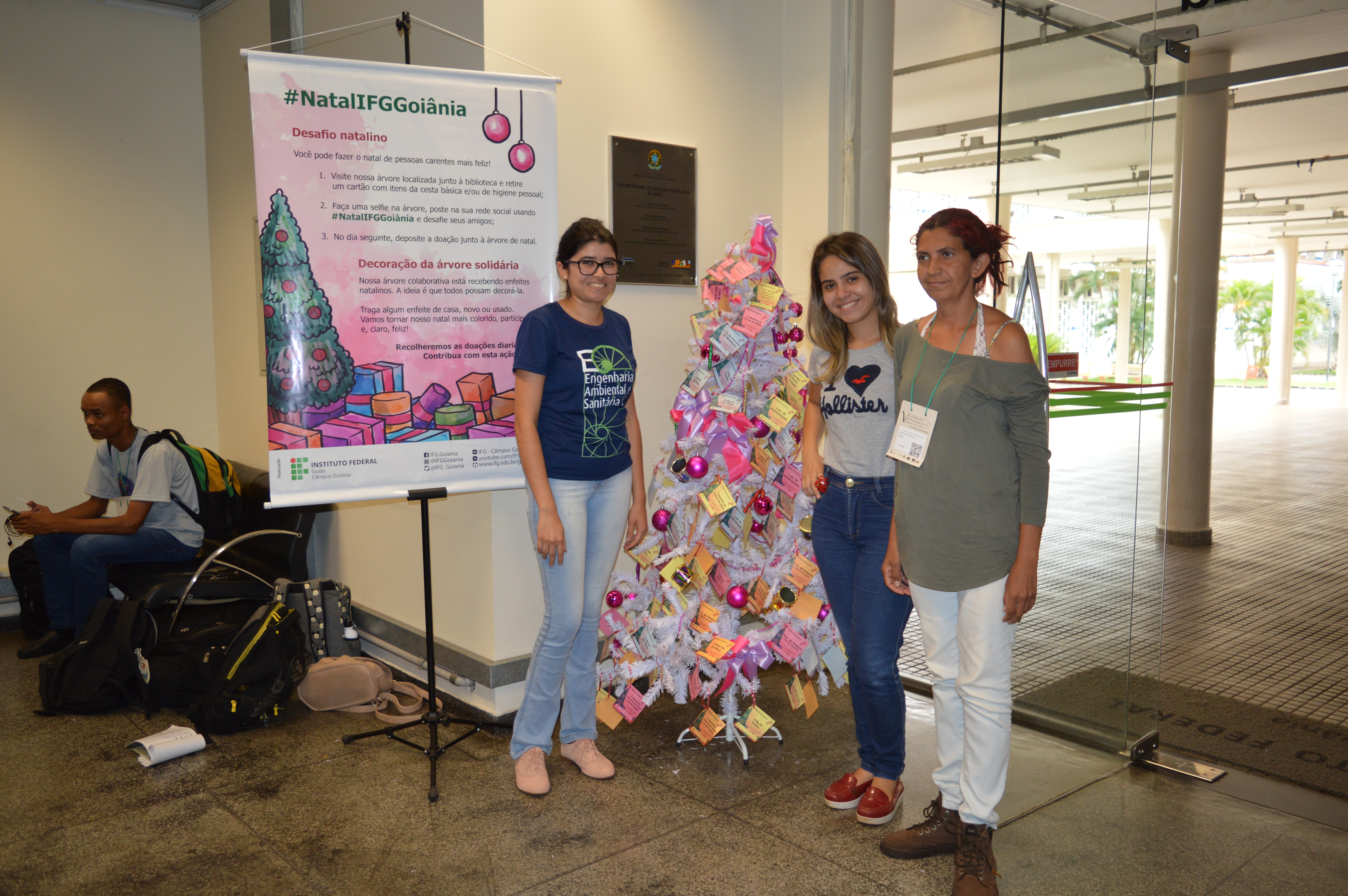 Alunos acompanham a montagem da árvore de Natal, símbolo da campanha #NatalIFGGoiânia